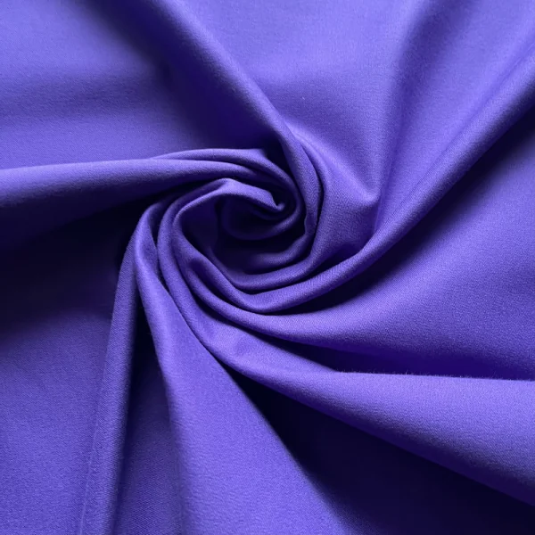 Itališkas, elastingas, ryškiai violetinės spalvos džinsas