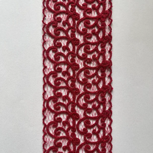 Raudonas nėrinys 8 cm