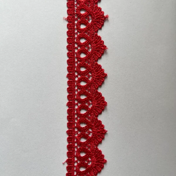 Raudonas nėrinys 4,5 cm