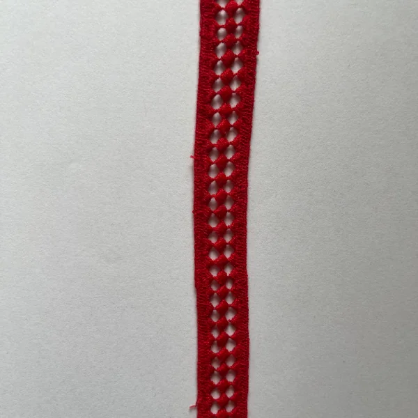 Raudonas nėrinys 1,5 cm