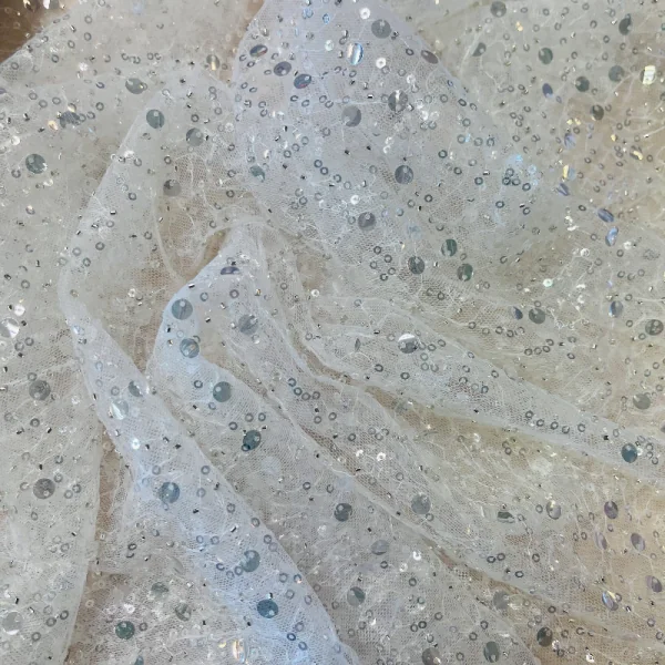 Baltas siuvinėtas gipiūras 013581