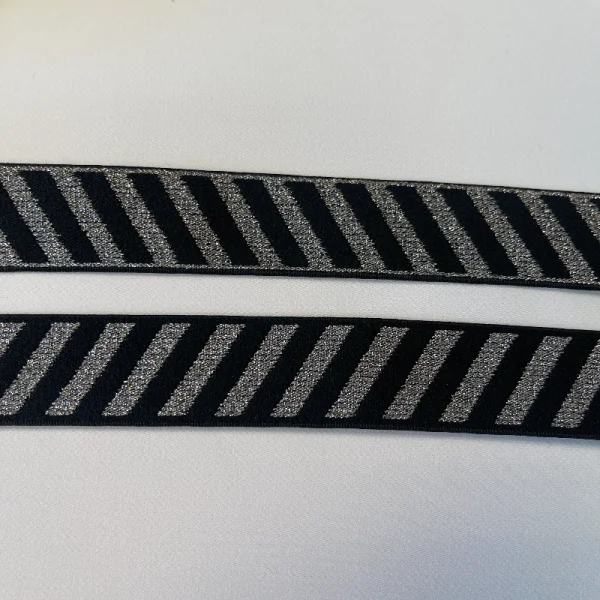 Dvipuse juoda dryžuota metalizuota guma 2,5cm 012575