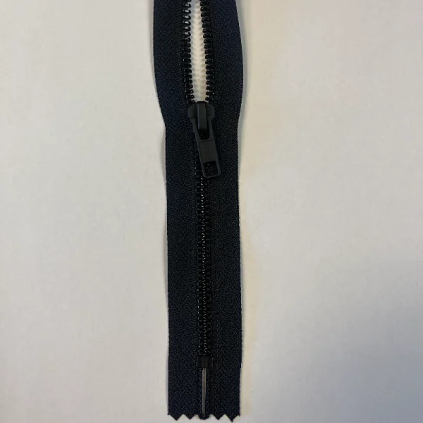 Juodas YKK metalinis užtrauktukas nr. 5, 18cm, neatidaromas 012634