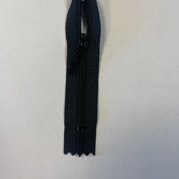 Juodas YKK spiralinis užtrauktukas nr. 3, 10cm, neatidaromas 009293