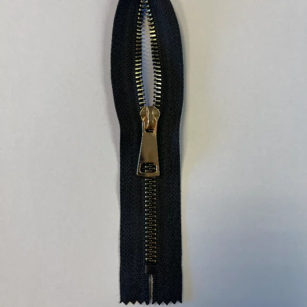 Juodas traktorinis užtrauktukas nr. 5, 16cm, neatidaromas 012196