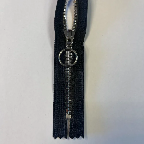 Juodas YKK traktorinis užtrauktukas nr. 5, 15cm, neatidaromas 007702