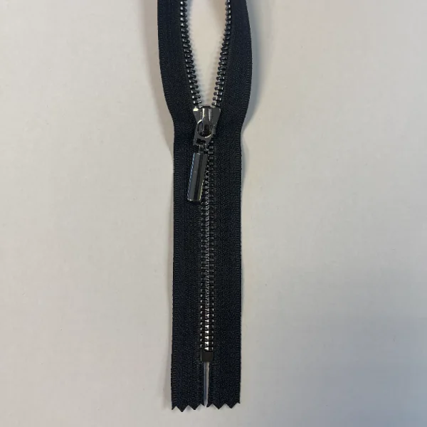 Juodas YKK traktorinis užtrauktukas nr. 5, 20cm, neatidaromas 007706