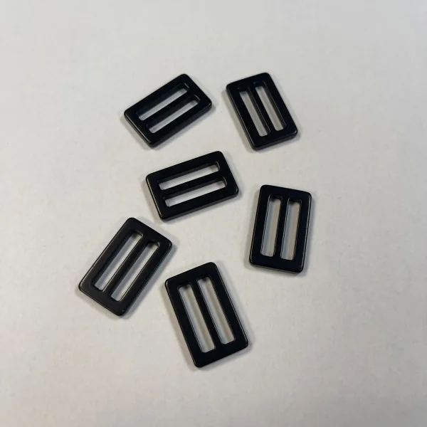 Dekoratyvinė juoda sagtis diržui plastmasinė 2,5cm 000417