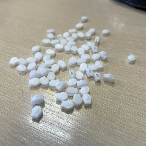 Balta plastikinė spiralinio užtrauktuko galvutė nr.3 013244