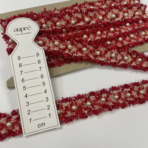 Dekoratyvinė raudona chanel juostelė su perliukais (1vnt.-1,70) 013833