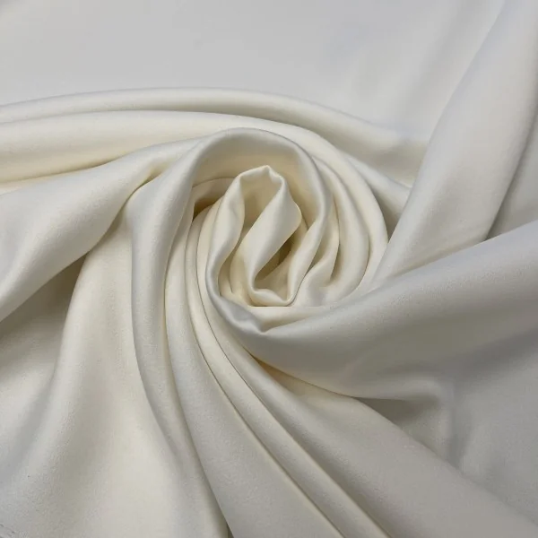 Prabangus, aukštos kokybes pieno spalvos atlasas 014457