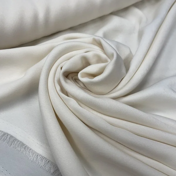 Itališkas, prabangus pieno spalvos atlasas 014286