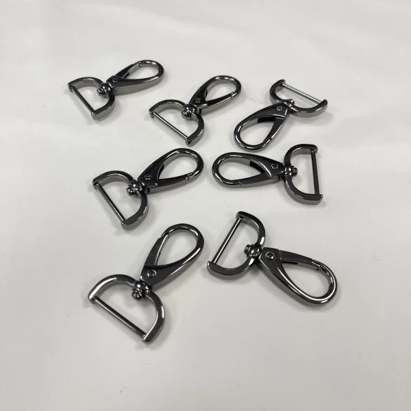 Metalinis nikelio spalvoskarabinas 2,5cm 009487