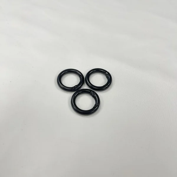 Metalinis apvalus juodas matinis karabinas 1,8cm 013683